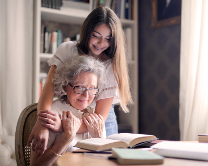 Une jeune fille regarde le livre de sa grand-mère