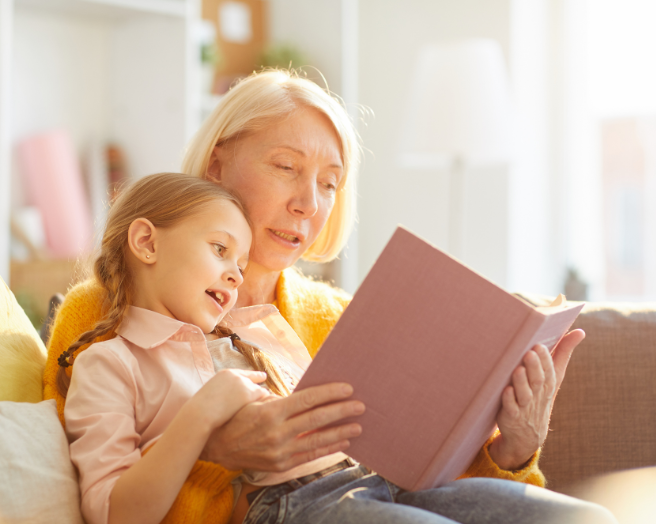 moment de lecture entre un mamie et sa petite-fille